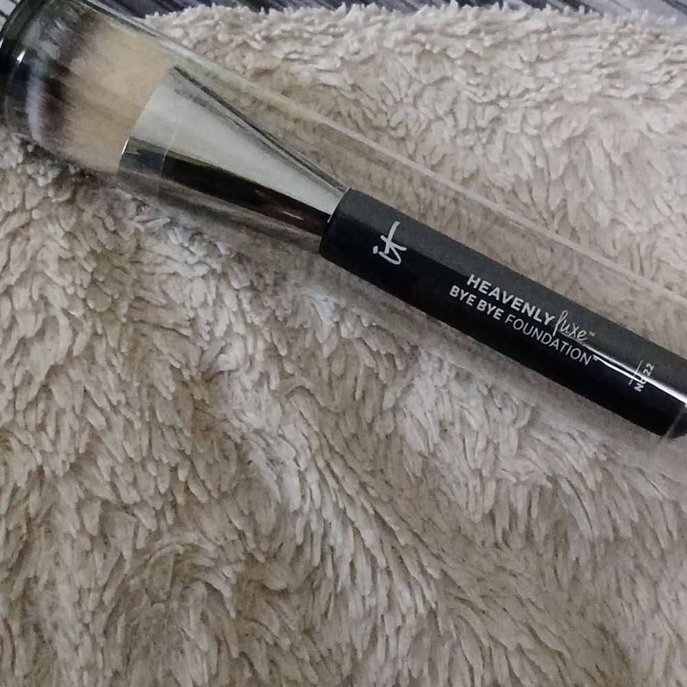 It cosmetic bye bye foundation brush  #22